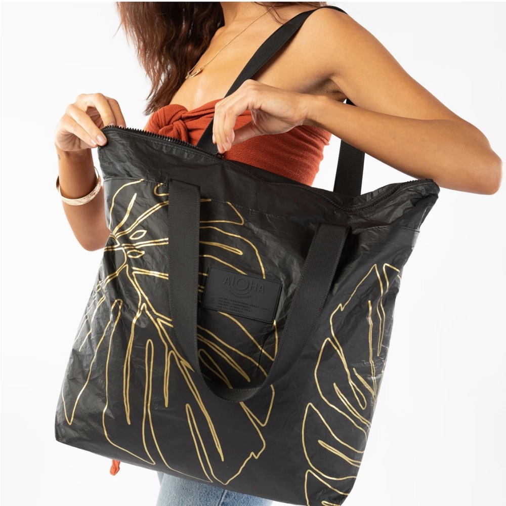 Aloha Collection Day Tripper Lanai - NWT